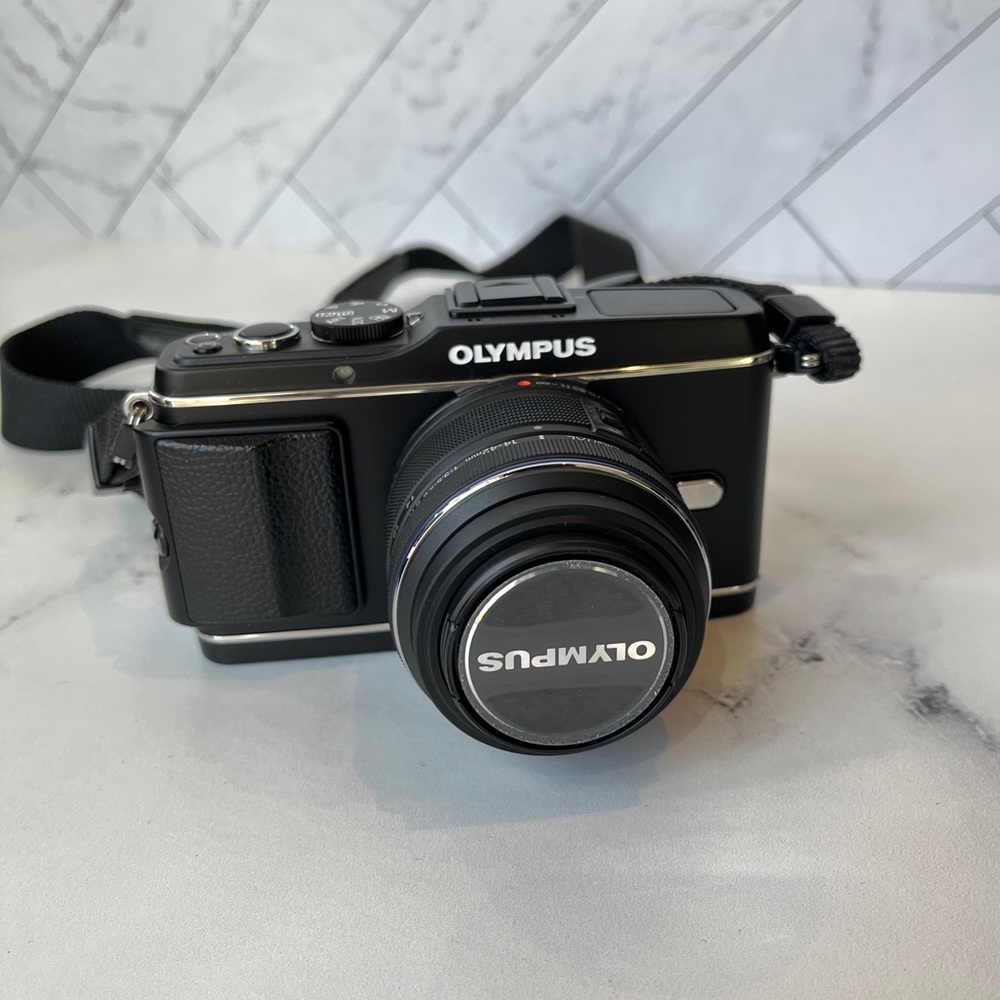 Olympus PEN E-P3 Mirrorless Digital Camera with Accessories and 2 Zoom Lenses
